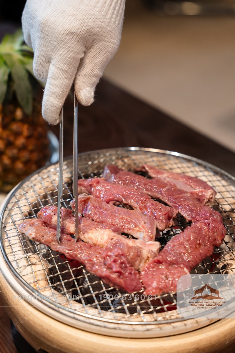 Thịt ngựa tươi ngon được nướng than hoa thơm lừng
