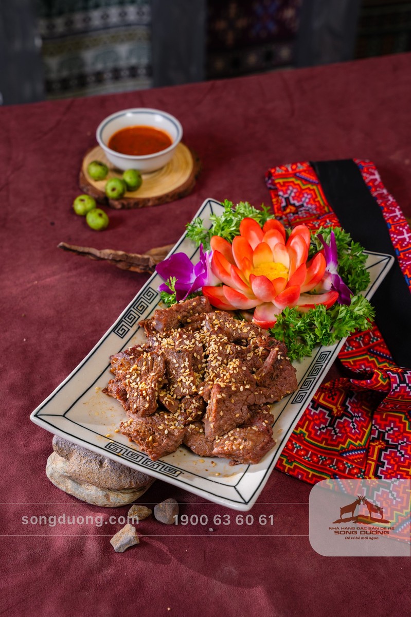 Thịt ngựa mềm ngọt chấm cùng xốt cay nồng độc quyền